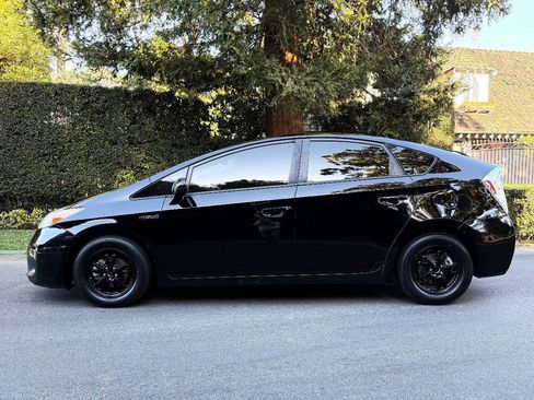 Used 2015 Toyota Prius Two w/ Preferred Accessory Package FWD image 3