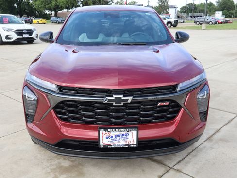Used 2024 Chevrolet Trax RS FWD image 2