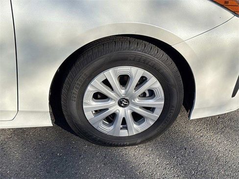 Used 2019 Toyota Prius L Eco image 7
