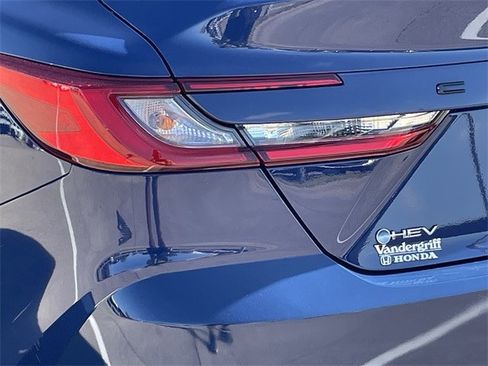 Used 2025 Toyota Camry SE image 6