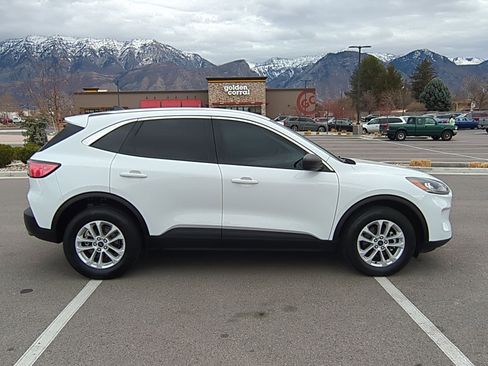 Used 2022 Ford Escape SE image 2