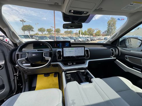 Used 2025 Ford Expedition Platinum AWD/4WD image 19