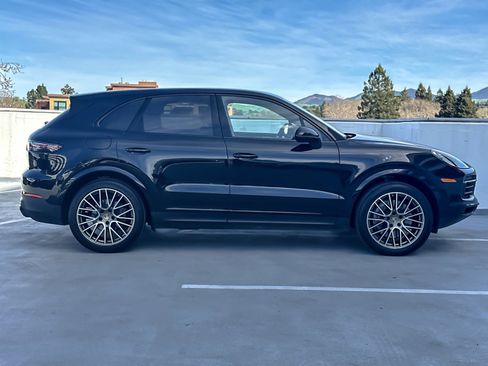 Certified 2023 Porsche Cayenne Platinum Edition image 9