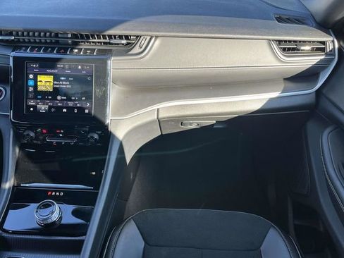 Used 2023 Jeep Grand Cherokee Altitude image 18