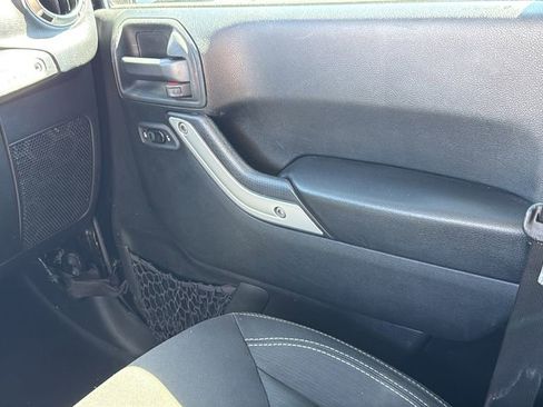 Used 2018 Jeep Wrangler Unlimited Sahara image 29