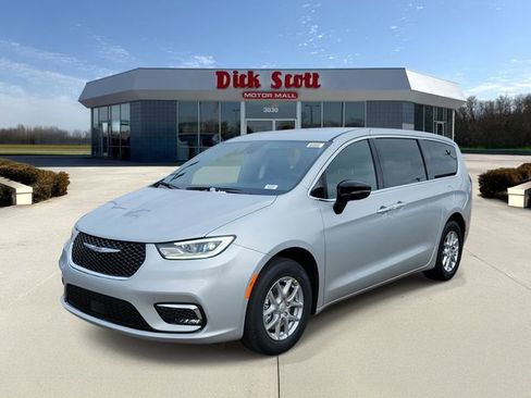New 2026 Chrysler Pacifica Select image 2
