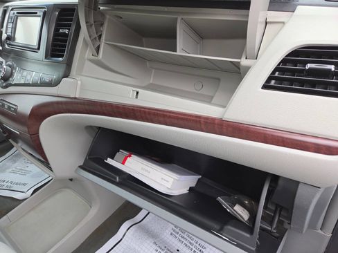 Used 2014 Toyota Sienna XLE w/ Entertainment Package FWD image 36