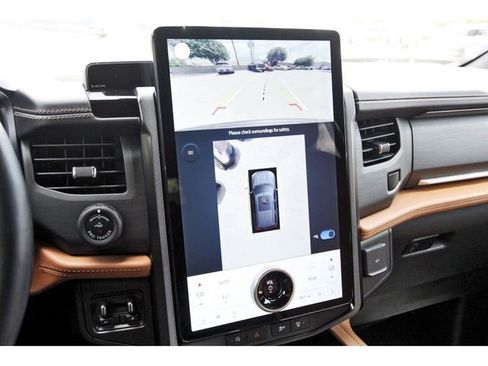 Used 2023 Ford Expedition Platinum RWD image 23