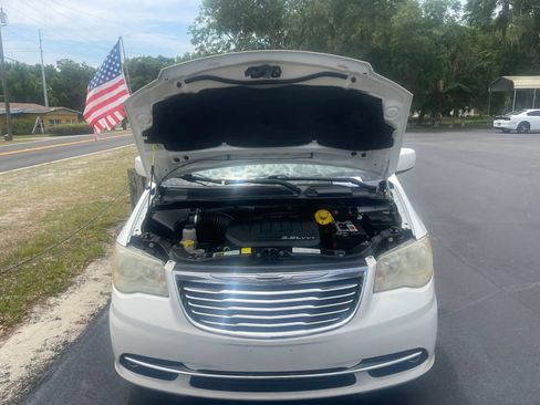 Used 2013 Chrysler Town & Country Touring FWD image 28