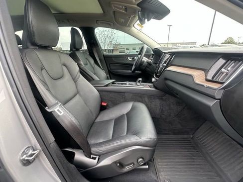 Used 2022 Volvo XC60 B5 Momentum w/ Climate Package image 28