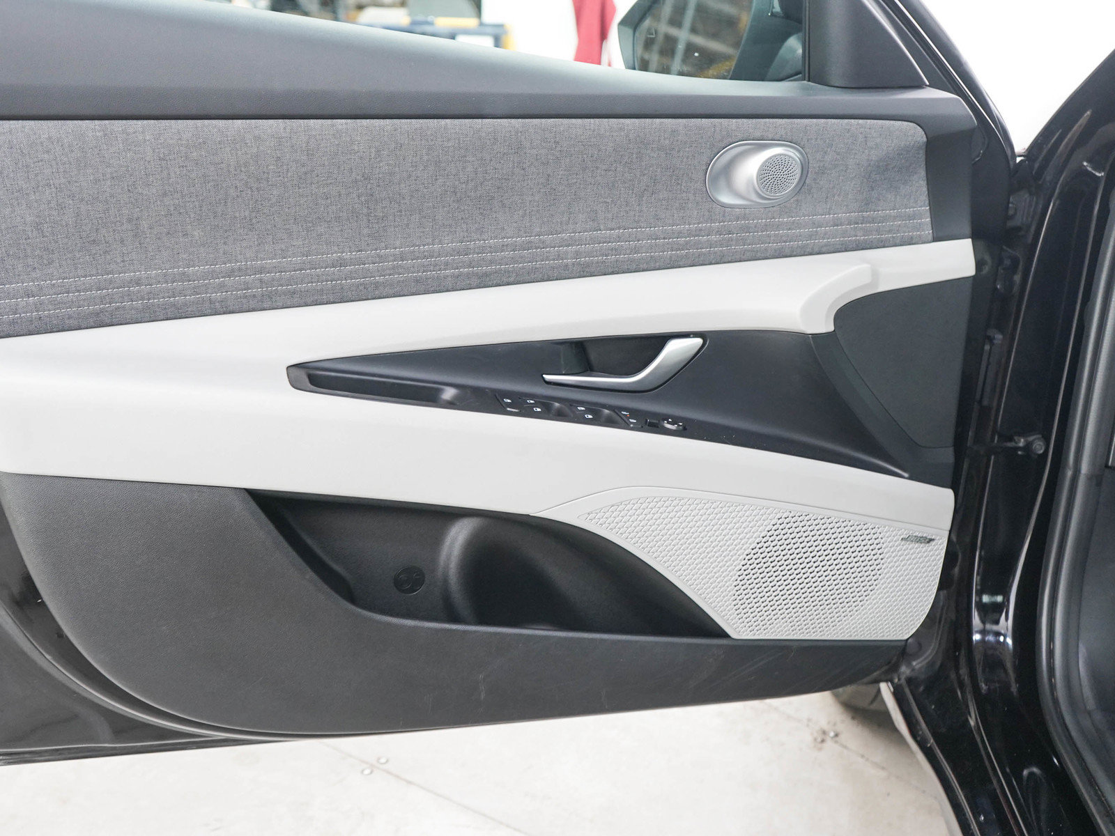 Used 2024 Hyundai Elantra Limited FWD image 17