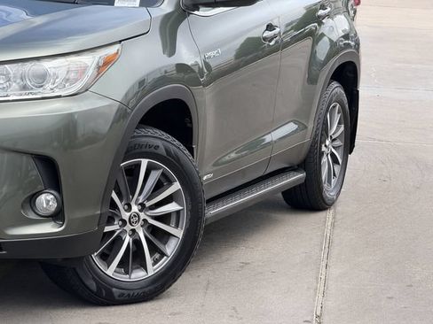 Used 2019 Toyota Highlander XLE AWD/4WD image 3
