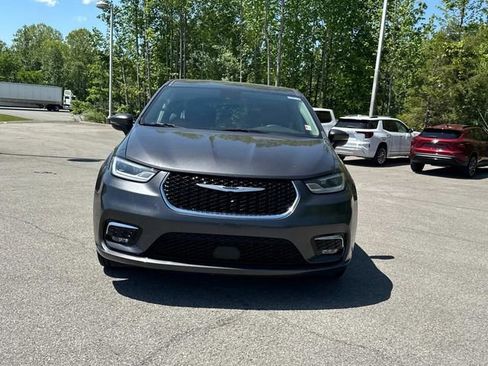Used 2023 Chrysler Pacifica Touring-L FWD image 9