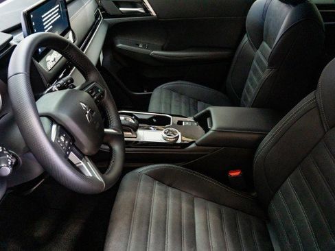 New 2025 Mitsubishi Outlander SE image 5