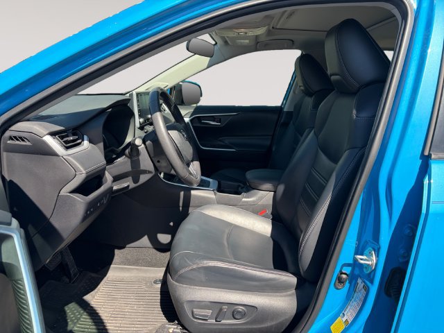 Used 2020 Toyota RAV4 XLE Premium FWD image 6