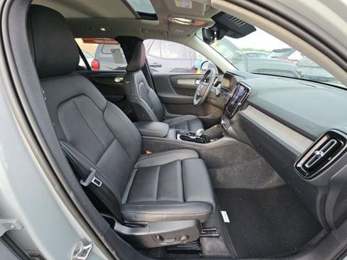 Used 2025 Volvo XC40 B5 Plus AWD/4WD image 12