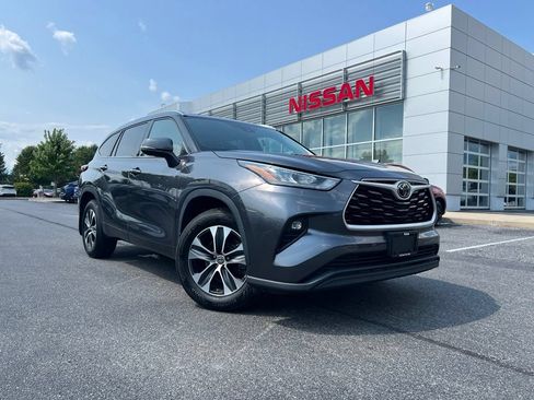 Used 2020 Toyota Highlander XLE AWD/4WD image 3