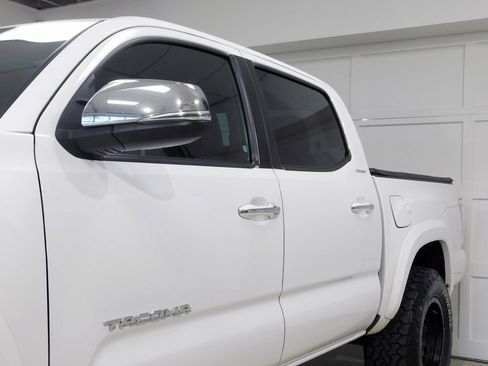 Used 2017 Toyota Tacoma Limited image 17