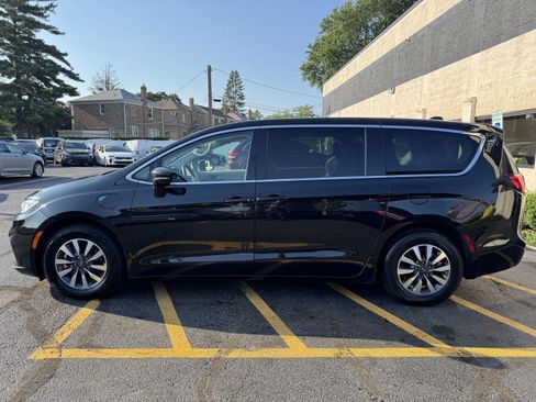 Used 2022 Chrysler Pacifica Touring-L image 16