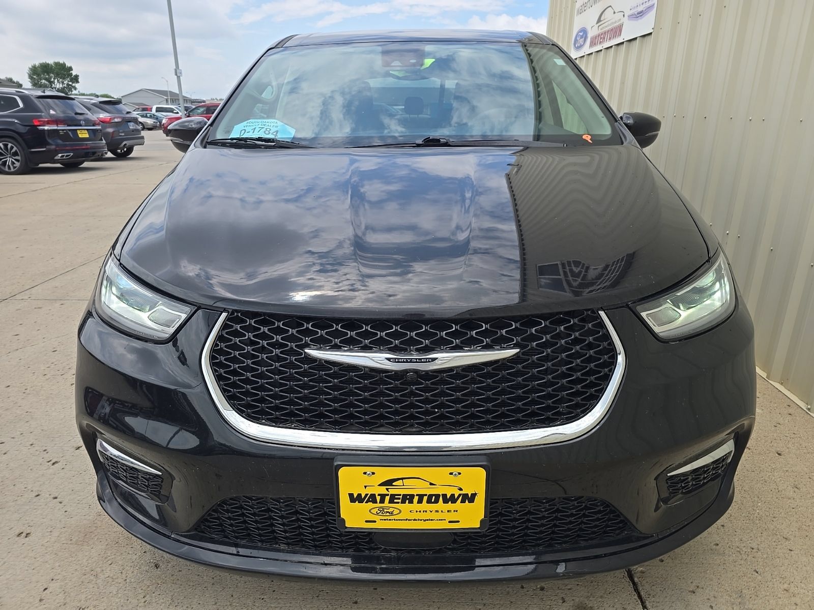 Used 2024 Chrysler Pacifica Limited FWD image 3