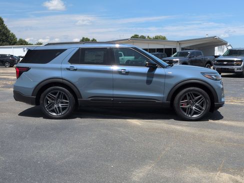 Used 2026 Ford Explorer ST-Line w/ ST-Line Street Pack RWD image 3