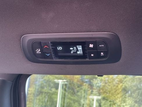 Used 2025 Chrysler Pacifica Select FWD image 20