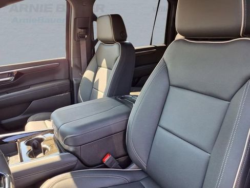 New 2025 Chevrolet Suburban Premier image 9