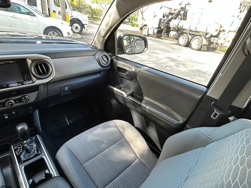 Used 2018 Toyota Tacoma SR5 RWD image 11