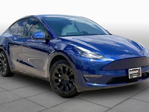 Used 2025 Tesla Model Y Long Range RWD image 2