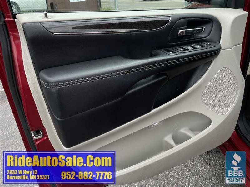 Used 2013 Chrysler Town & Country Touring-L w/ Driver Convenience Group FWD image 9