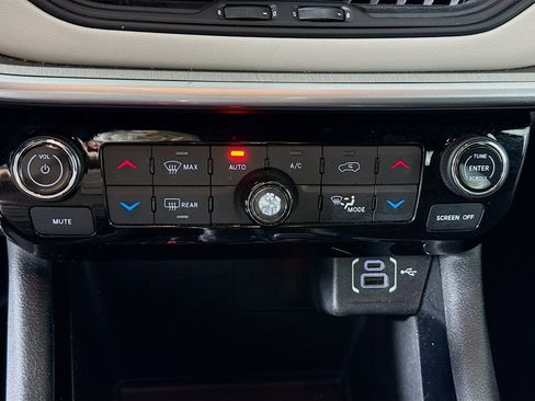 Used 2025 Jeep Compass Limited AWD/4WD image 17