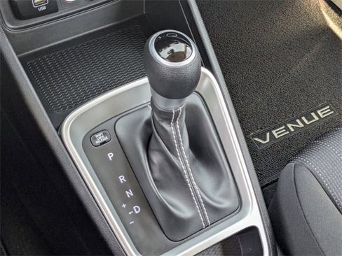 Used 2025 Hyundai Venue SE image 25