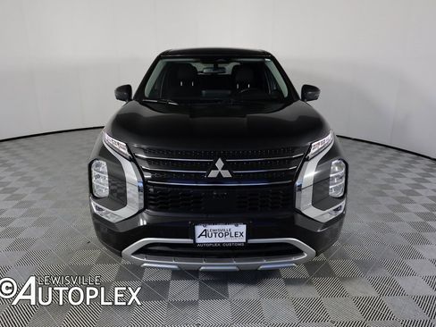 Used 2023 Mitsubishi Outlander SE image 3