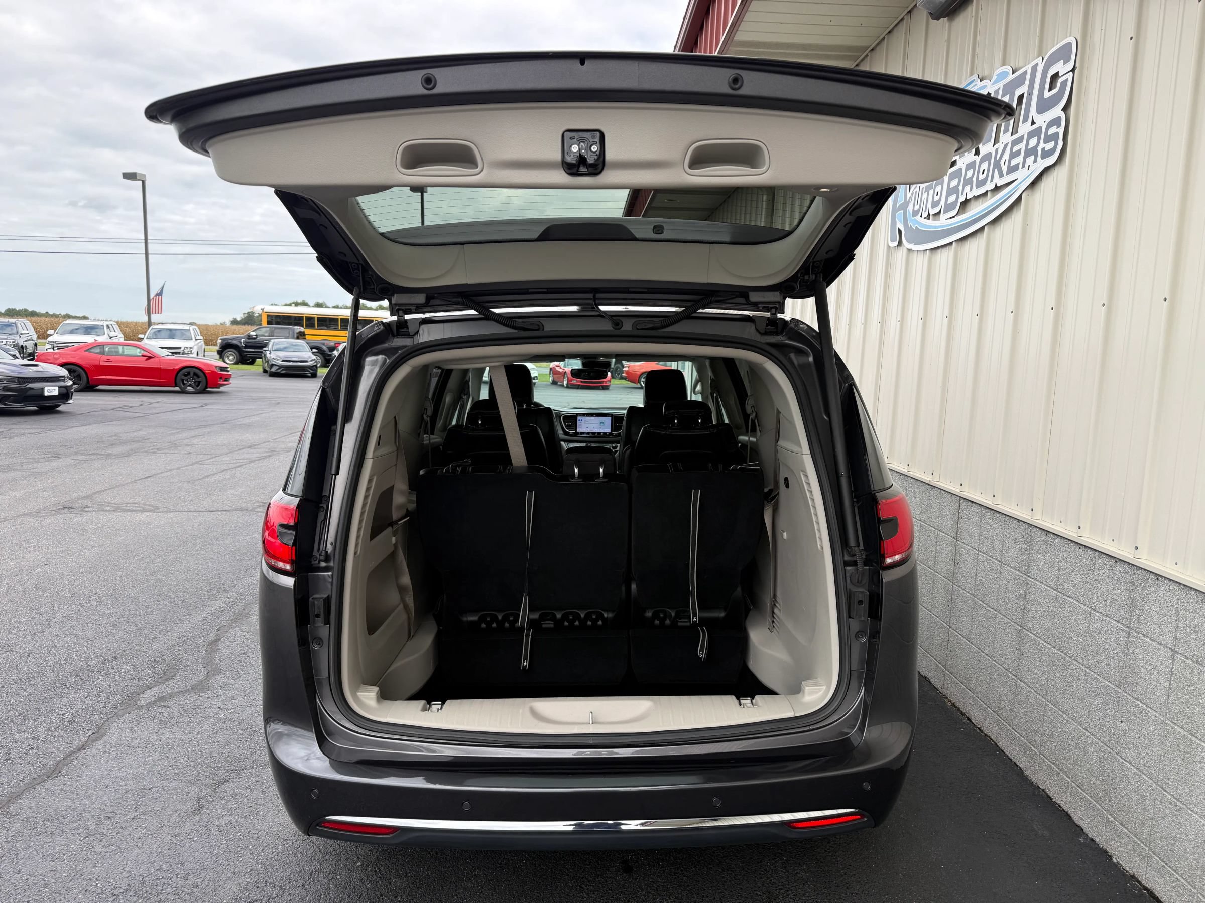 Used 2023 Chrysler Pacifica Touring-L FWD image 5