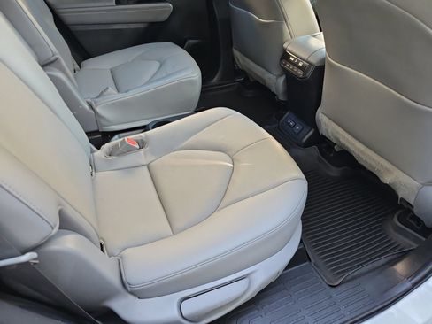 Used 2022 Toyota Highlander Limited FWD image 32