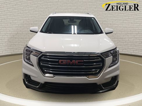 Used 2024 GMC Terrain SLT image 2