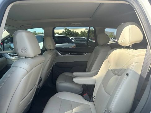 Used 2020 Cadillac XT6 Premium Luxury FWD image 17