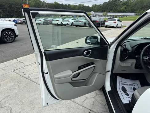 Used 2022 Kia Soul S FWD image 5