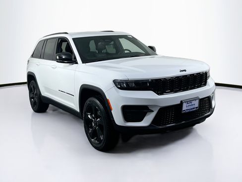 Used 2023 Jeep Grand Cherokee Altitude image 3