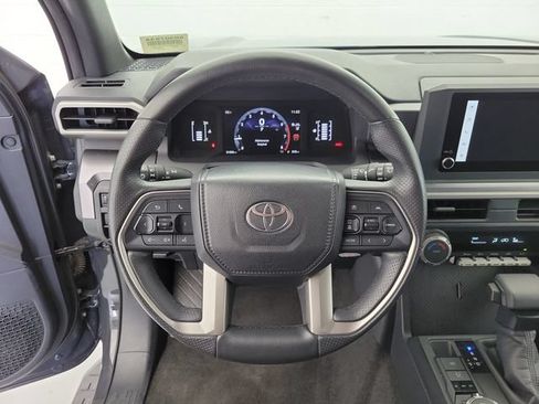 Used 2025 Toyota 4Runner SR5 AWD/4WD image 20
