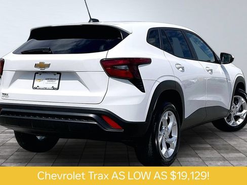 Used 2024 Chevrolet Trax LS w/ LS Convenience Package FWD image 2