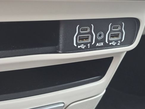 Used 2023 Chrysler Pacifica Touring-L FWD image 31