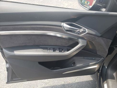 Used 2019 Audi e-tron Prestige w/ Prestige Package image 10