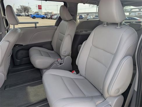 Used 2020 Toyota Sienna XLE Premium image 24