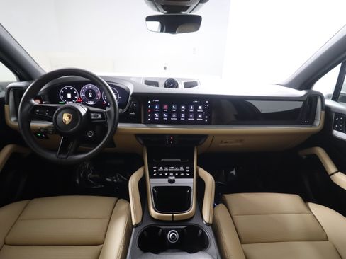 Used 2025 Porsche Cayenne image 13