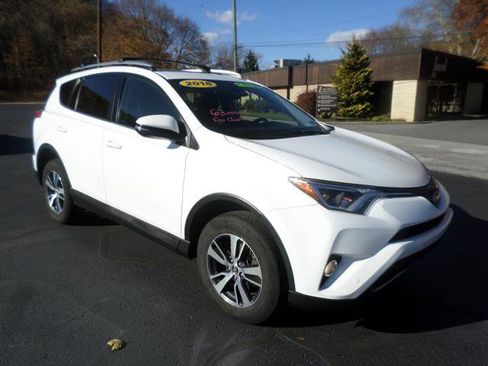 Used 2018 Toyota RAV4 XLE image 1