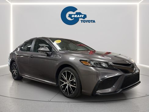 Used 2024 Toyota Camry SE w/ Cold Weather Package FWD image 3