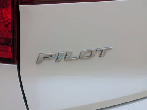 Certified 2018 Honda Pilot Touring image 32