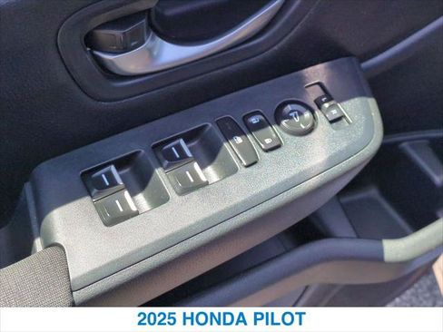 Certified 2025 Honda Pilot Sport image 13