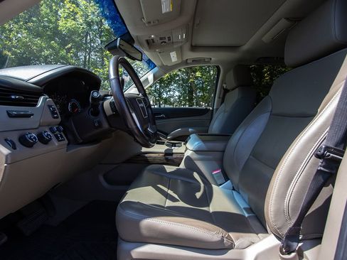 Used 2020 GMC Yukon XL SLT w/ Graphite Performance Edition image 9